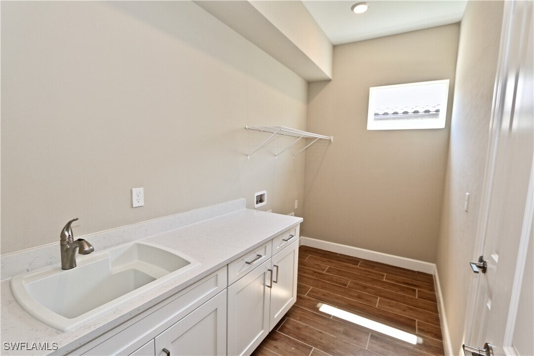 8437 Rosa Ct in Naples, FL - Building Photo