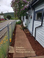 1179 SE Giles St in Roseburg, OR - Building Photo - Building Photo