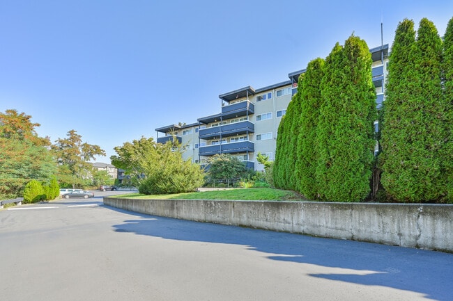 The Mauna Kea Apartments (Age-Restricted/55+) in Tukwila, WA - Foto de edificio - Building Photo