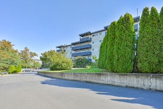 The Mauna Kea Apartments (Age-Restricted/55+) in Tukwila, WA - Building Photo - Building Photo