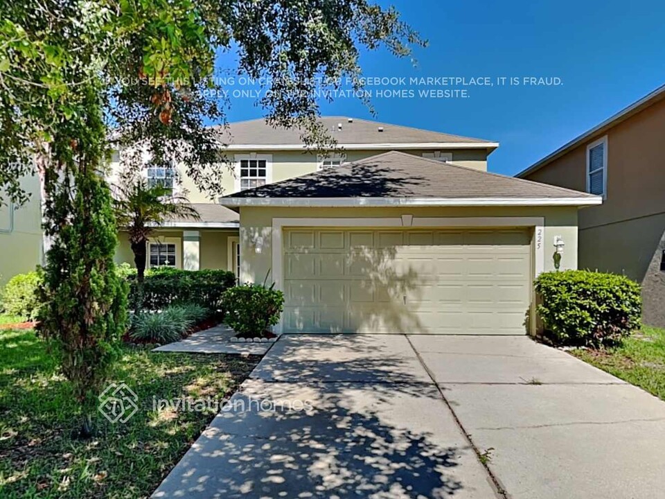 225 Tres Reyes Ln in Groveland, FL - Foto de edificio