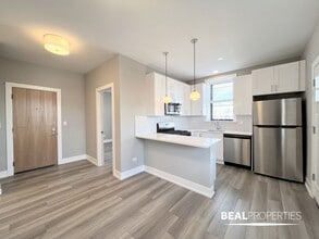 3935 N Janssen in Chicago, IL - Building Photo - Building Photo