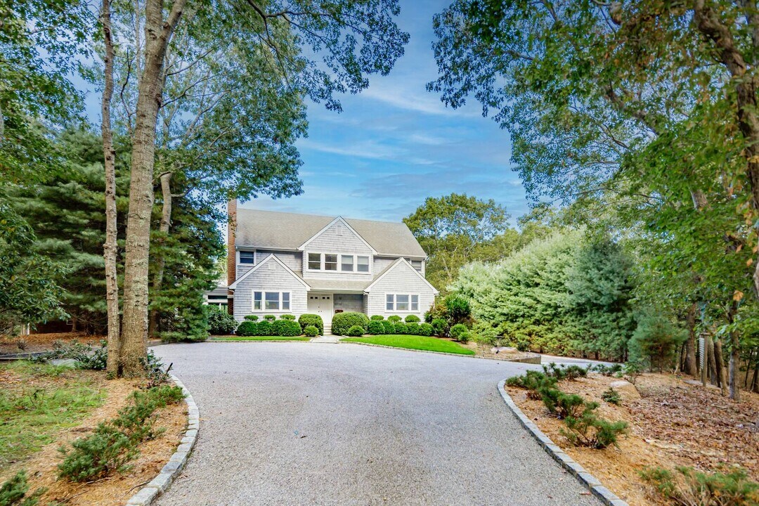 6 Knoll Ln in East Hampton, NY - Building Photo