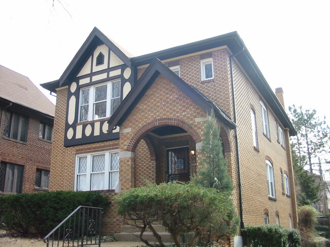 7304 Lindell Blvd in University City, MO - Foto de edificio - Building Photo