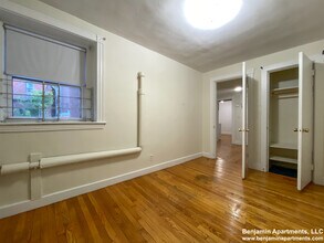 1589 Beacon St, Unit B in Brookline, MA - Foto de edificio - Building Photo