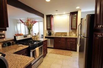 6230 Lindenhurst Ave, Unit 6232 in Los Angeles, CA - Building Photo - Building Photo