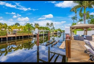 2424 NE 18th Ave in Wilton Manors, FL - Building Photo