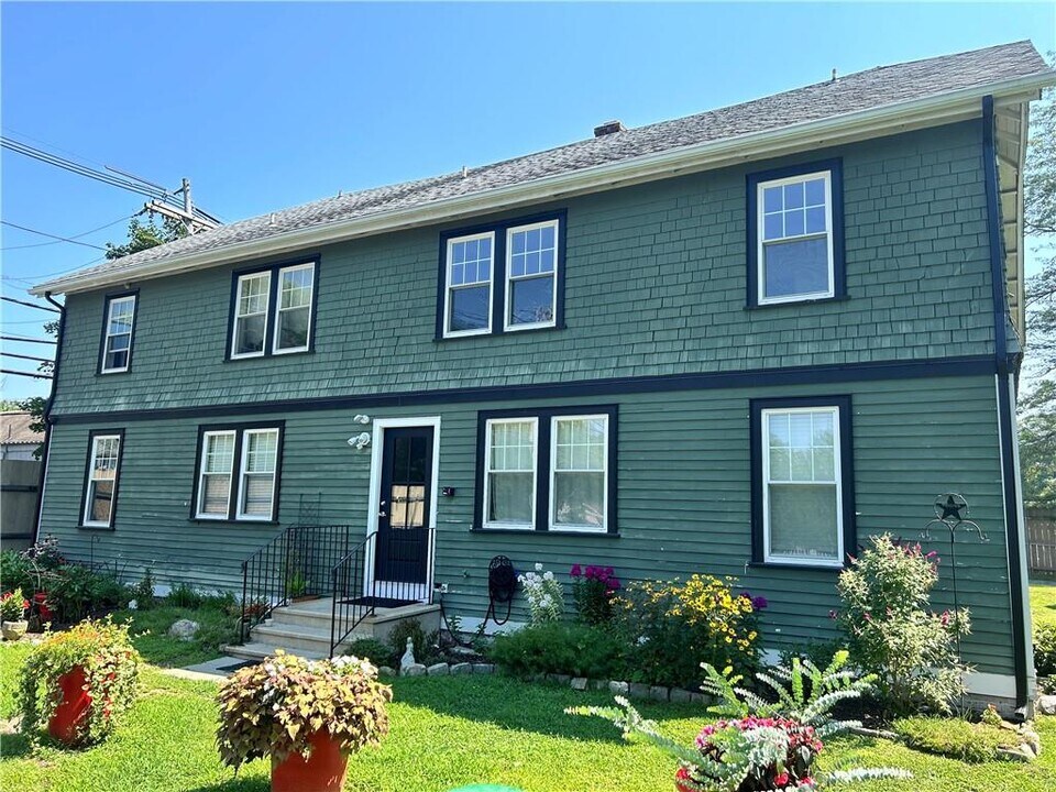 20 W Allenton Rd in North Kingstown, RI - Building Photo