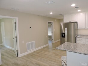 3202 W Lee St in Pensacola, FL - Foto de edificio - Building Photo