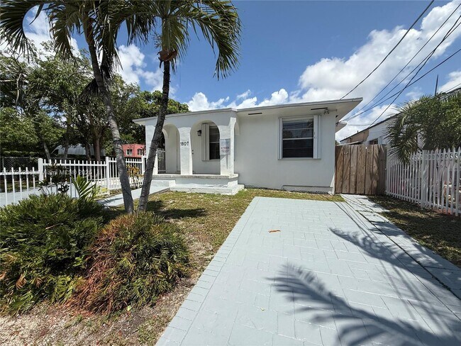 1807 NW 33rd St in Miami, FL - Foto de edificio - Building Photo