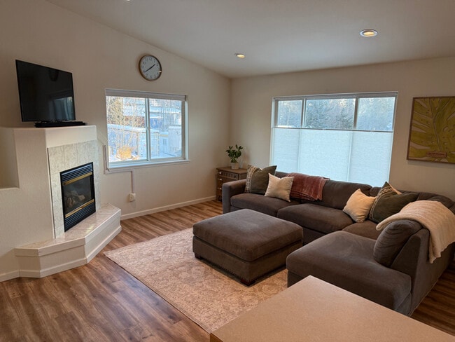 583 Ocean Point Dr in Anchorage, AK - Building Photo - Building Photo