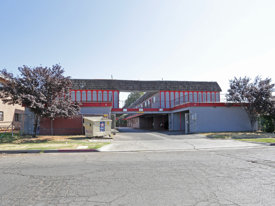 Monarch Apartments in Fresno, CA - Building Photo