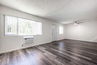 Lakewood Gardens in Lakewood, CA - Building Photo - Interior Photo