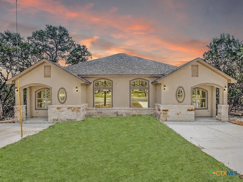 192 Weatherby Dr in Spring Branch, TX - Foto de edificio