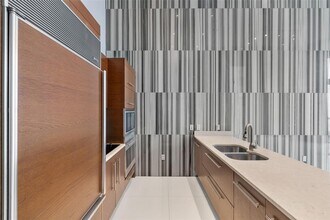 475 Brickell Ave, Unit 2812 in Miami, FL - Building Photo - Building Photo