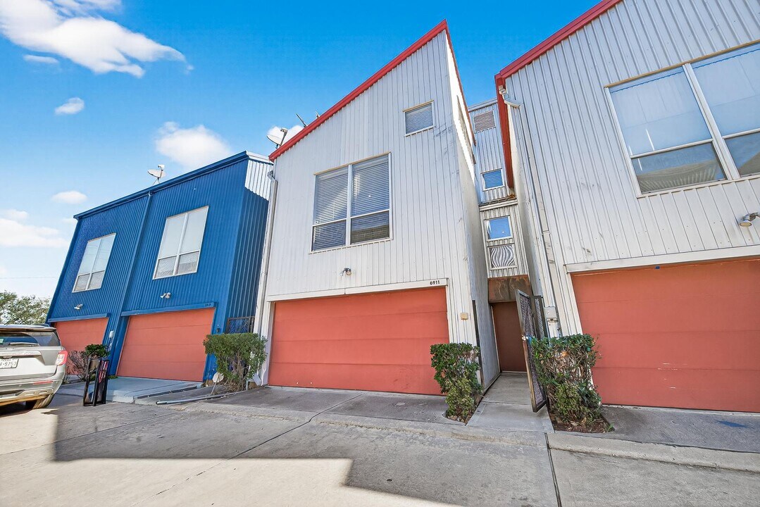 6911 Yellowstone Way Dr in Houston, TX - Foto de edificio