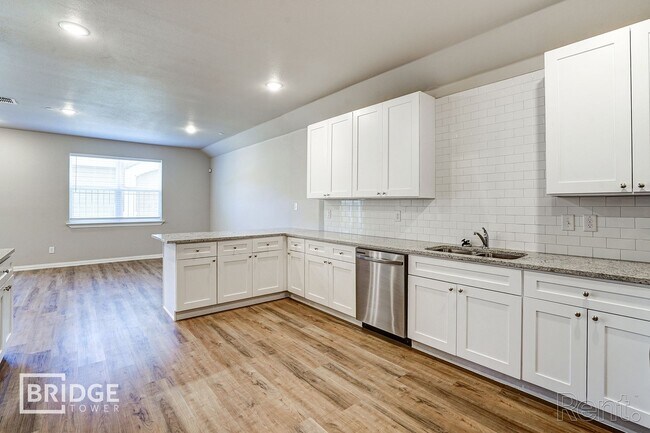 1005 W Golden Ln in Burleson, TX - Building Photo - Building Photo