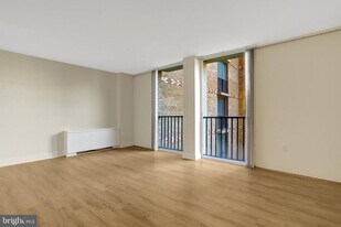 4600 S Four Mile Run Dr in Arlington, VA - Building Photo