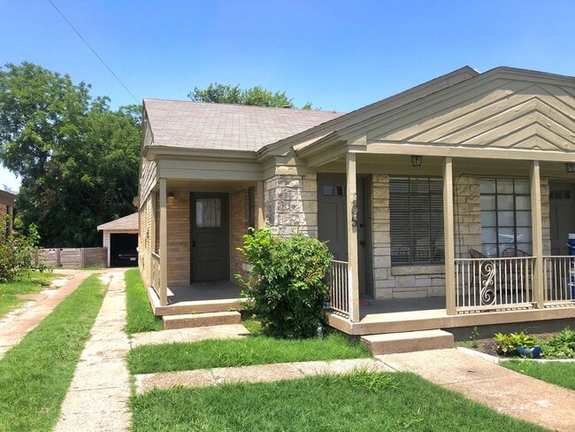 205-207 N Tennant St in Dallas, TX - Building Photo - Building Photo