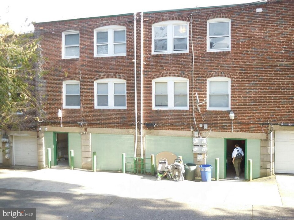 391 E Cliveden St in Philadelphia, PA - Building Photo