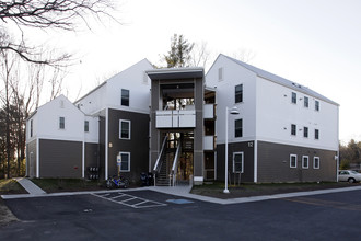 Kingstown Crossings in North Kingstown, RI - Foto de edificio - Building Photo