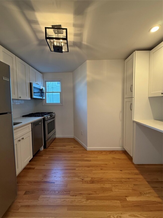 property at 733 E Walnut St
