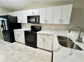 14922 Par Club Cir in Tampa, FL - Building Photo - Building Photo