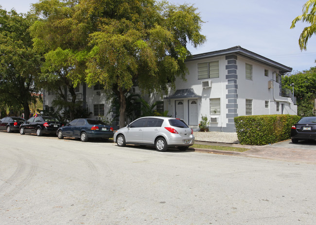 251 Madeira Ave in Coral Gables, FL - Foto de edificio - Building Photo