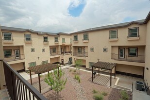The Townhomes at 1400 N. Kansas at River Apartamentos