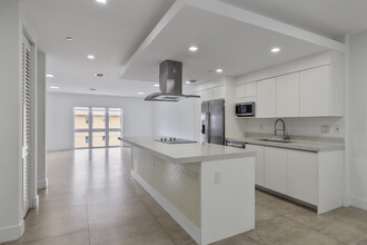 434 SW 10th St in Miami, FL - Building Photo - Interior Photo