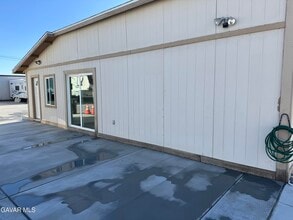 43813 Sierra Hwy in Lancaster, CA - Building Photo - Building Photo