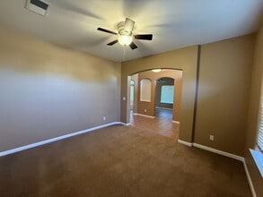 579 N Morningside Dr in Dinuba, CA - Foto de edificio - Building Photo