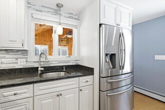 44 Mcquade Brook Rd in Bedford, NH - Foto de edificio - Building Photo