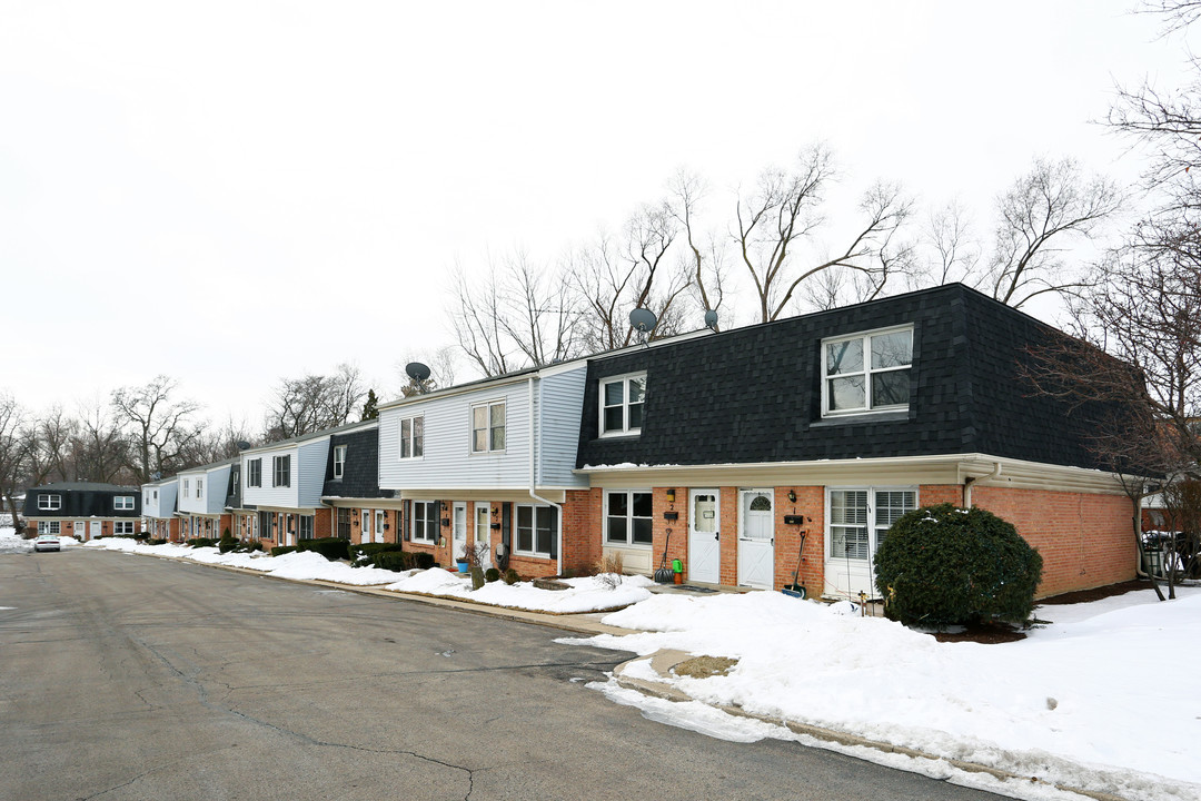 151 E Palatine Rd in Palatine, IL - Foto de edificio