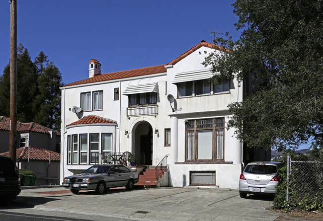 946 Macarthur Blvd in Oakland, CA - Foto de edificio - Building Photo