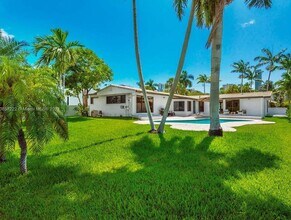 536 Hibiscus Dr in Hallandale Beach, FL - Building Photo - Building Photo