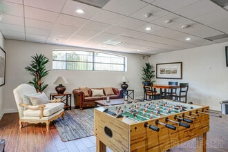 Le Blanc Apartments in Canoga Park, CA - Foto de edificio - Building Photo