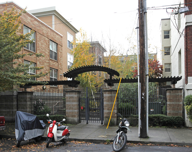 Ritzdorf Court Apartments in Portland, OR - Foto de edificio - Building Photo