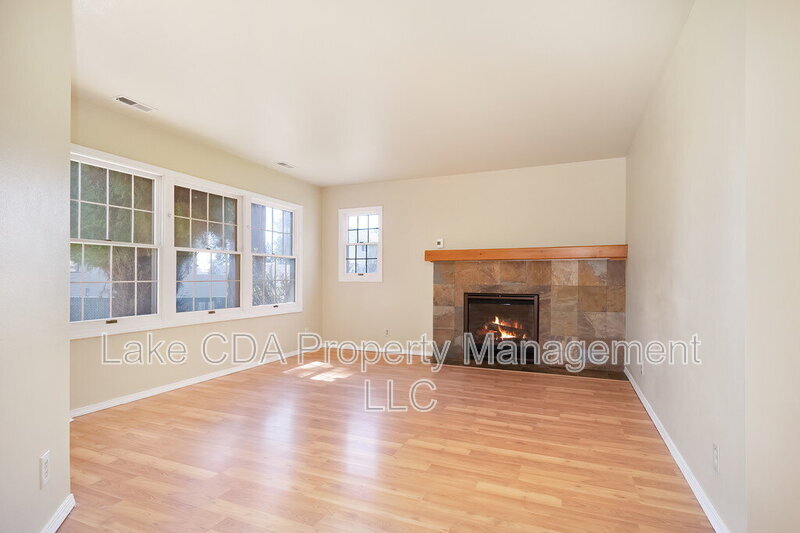 8235 N Village Dr in Hayden, ID - Foto de edificio