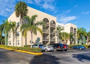 17350 NW 68th Ave, Unit 300-102A in Hialeah, FL - Foto de edificio - Building Photo