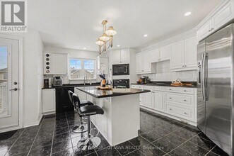 131 Oakfield Crescent in Ottawa, ON - Building Photo - Building Photo