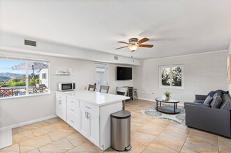 321 W Kalmia St in Fallbrook, CA - Foto de edificio - Building Photo