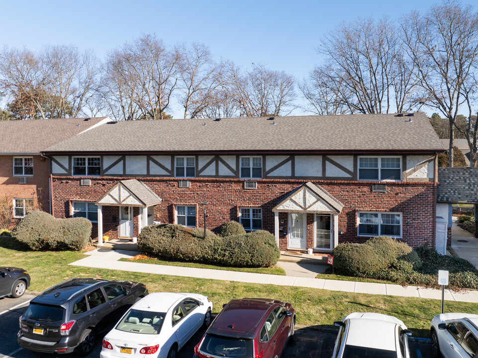 Birchwird Glen Co-Op in Holtsville, NY - Building Photo