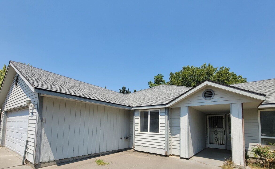 2504 W Klamath Ave in Kennewick, WA - Building Photo