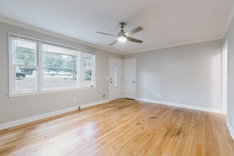 5 W Gantt Cir in Piedmont, SC - Foto de edificio - Building Photo