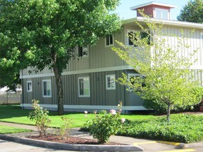 Village Manor in Lebanon, OR - Building Photo - Building Photo