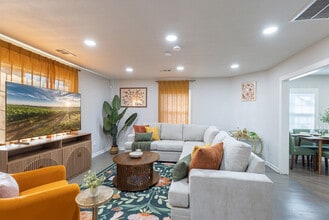 831 Patchett St in Napa, CA - Foto de edificio - Building Photo