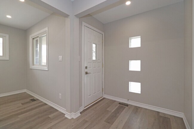 6 Rockcliffe St in Oshawa, ON - Building Photo - Building Photo