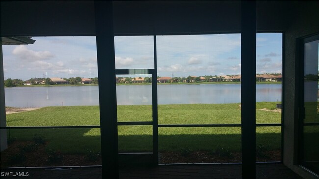 10096 Avalon Lake Cir in Ft. Myers, FL - Foto de edificio - Building Photo