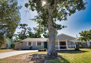 1056 Venetian Pkwy in Venice, FL - Building Photo